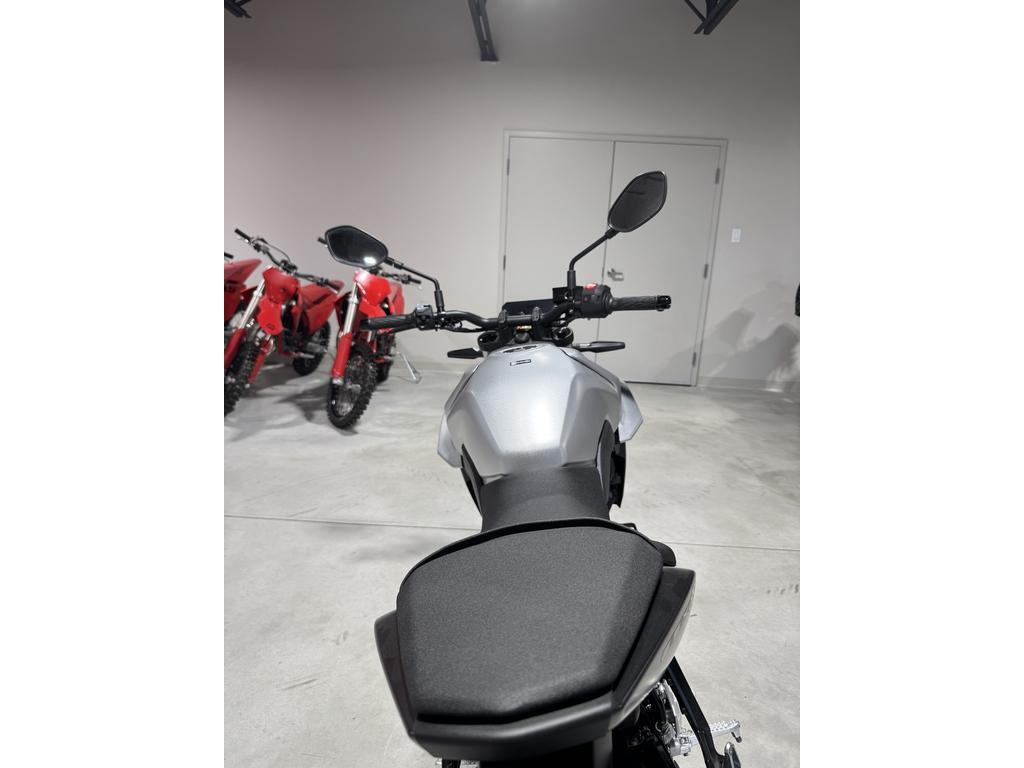 Suzuki GSX-8SM5 2025