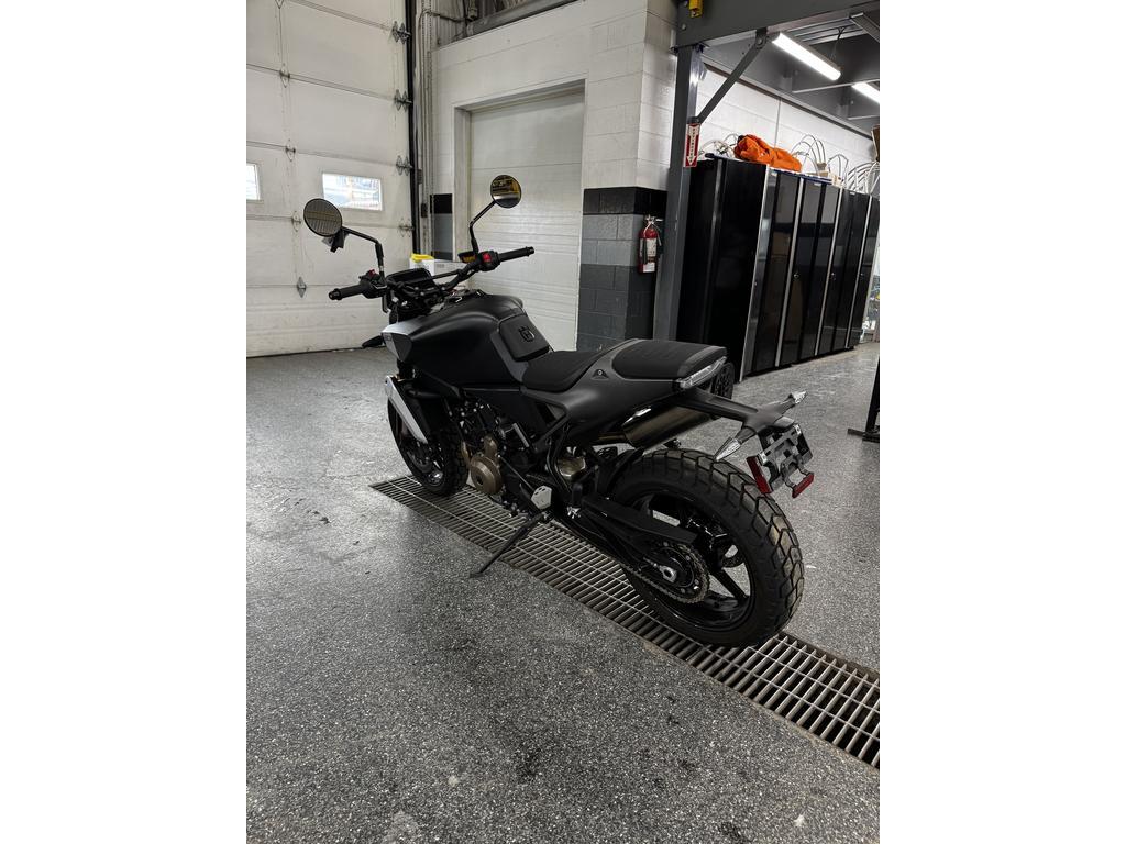 Husqvarna Svartpilen 801 2025