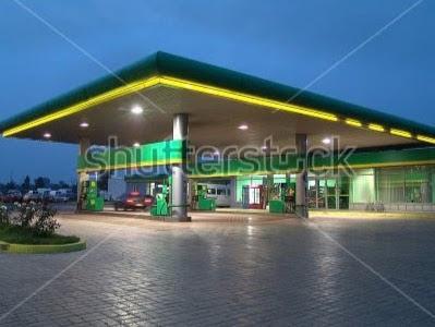 Station d'essence avec dépanneur / Gas Station with Convenience Store