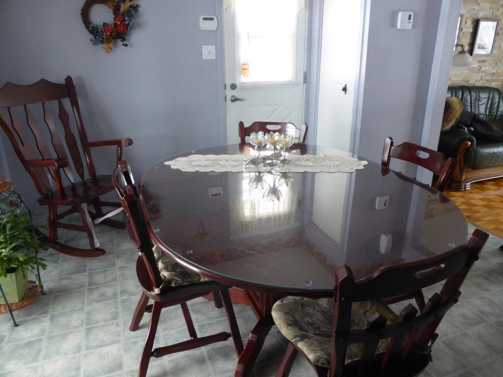 Set de cuisine à vendre en orme massif Aubaine !!! A qui Annonce a