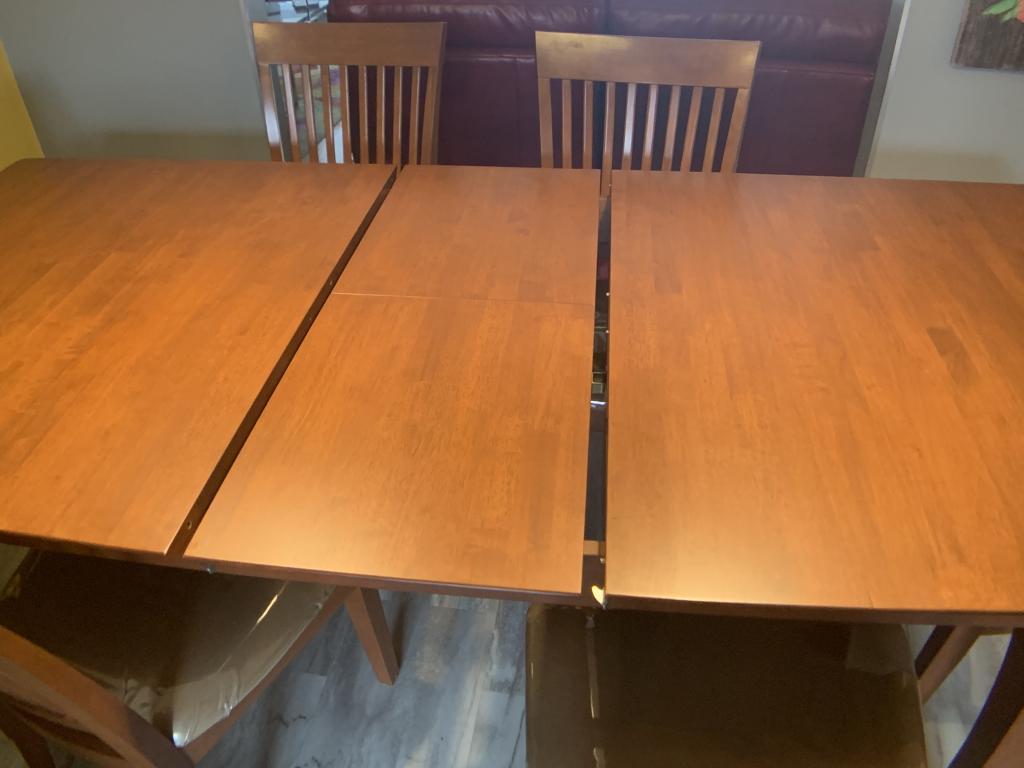 Ensemble de salle à diner en bois - 1 Table, 6 chaises et 1 buffet